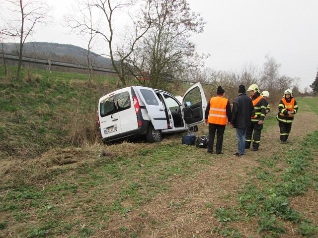 foto 003.JPG - DN osobnho automobilu na dlnici D5 (25 km)